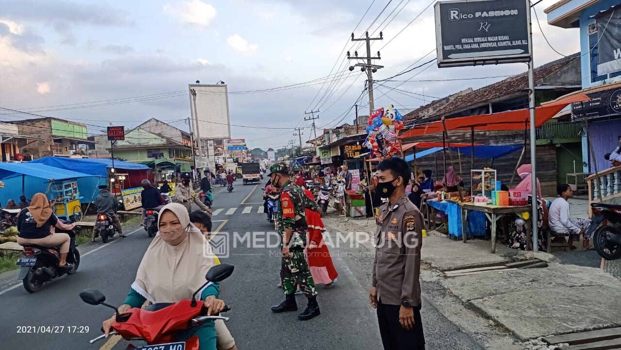 Polisi-TNI Intens Awasi Pasar Takjil Pajarbulan  