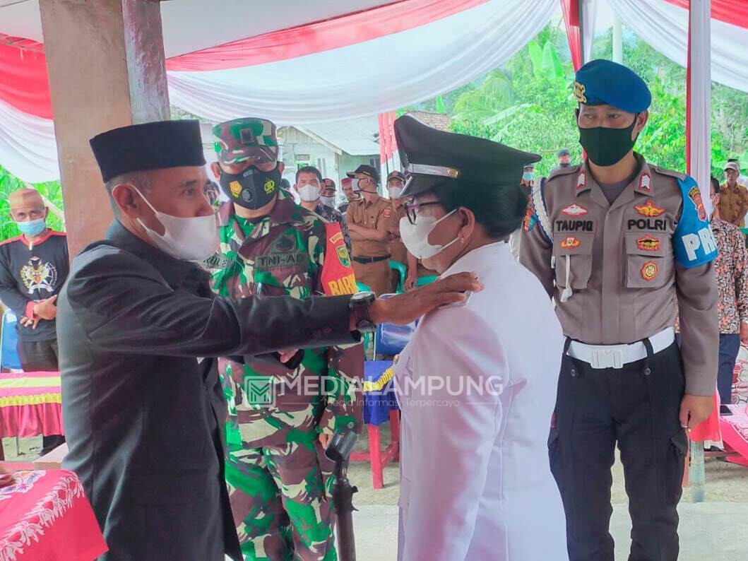 Camat Bandarnegeri Suoh Lantik Pj Peratin Tembelang 