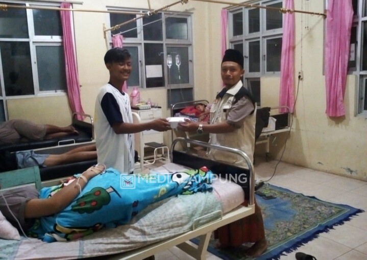 Bukan Takjil, DPC PKS Gadingrejo Berbagi Makan Sahur di Puskesmas