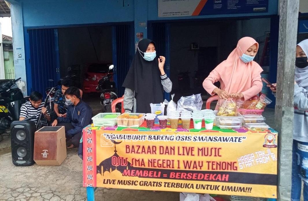 Bantu Pedagang Takjil, OSIS SMAN 1 Waytenong Gelar Bazar-Live Musik