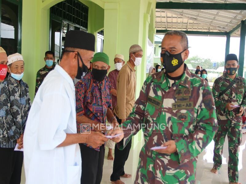 Keluarga Besar Kodim 0429/Lamtim Salurkan Zakat Fitrah