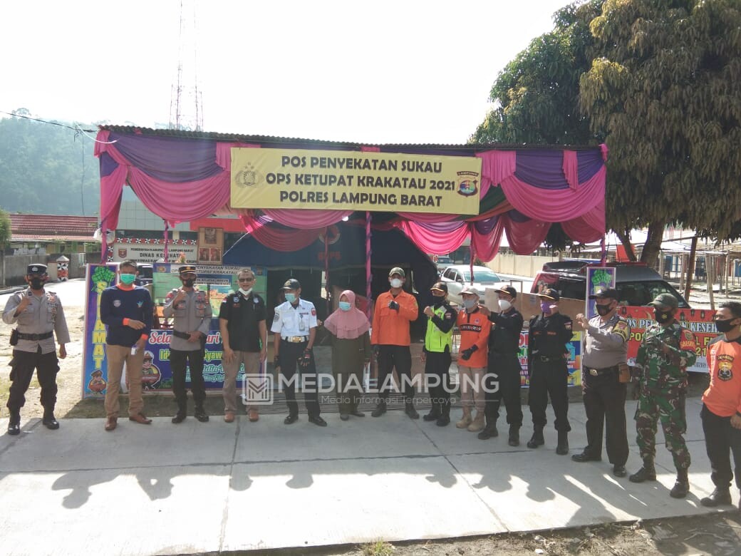 Koramil 422-04/Balik Bukit Lakukan Pengamanan di Pos Penyekatan 