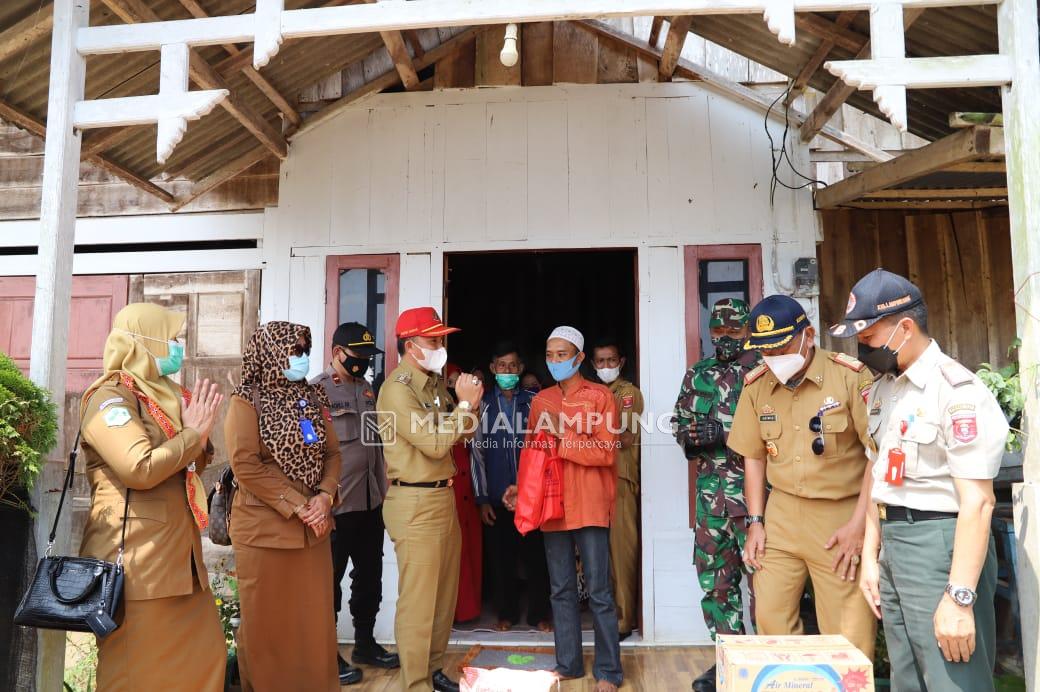 Pakcik Kunjungi dan Berikan Tali Asih untuk Keluarga Korban Tenggelam di Pantai Wayredak