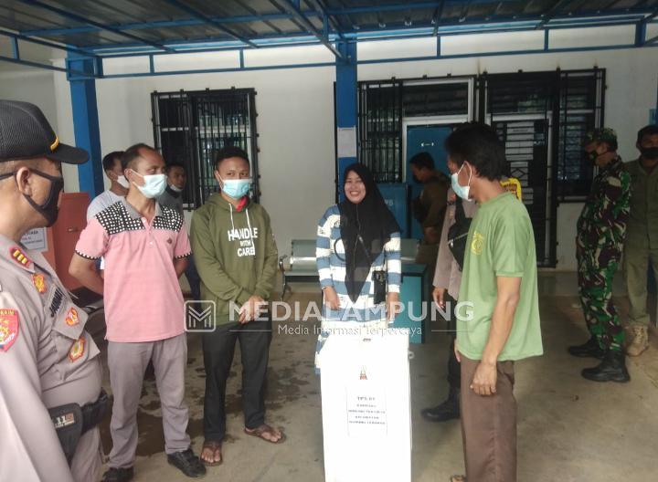 Jelang Pemungutan Suara, Panitia Pilkakam Serahkan Logistik Surat Suara ke Pj. Kepala Kampung