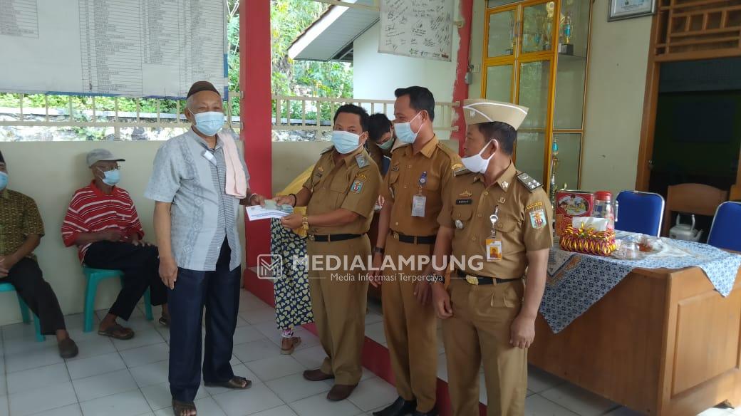 Kakam Kaliawi Salurkan BLT-DD Periode Bulan Januari