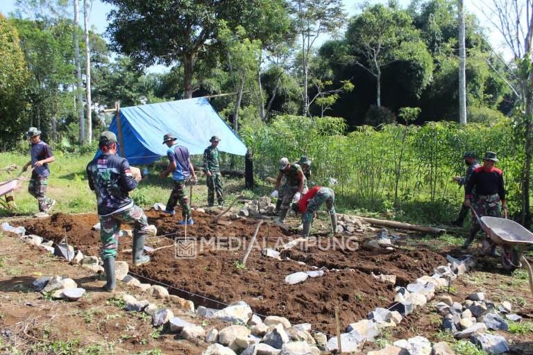 Anggota Kodim 0422/LB Gelar Kegiatan Karya Bakti 