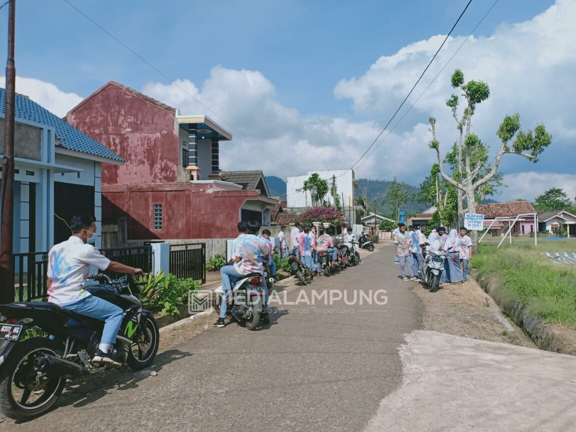 Tunggu Pengumuman Kelulusan, Puluhan Siswa SMA Corat-Coret Seragam