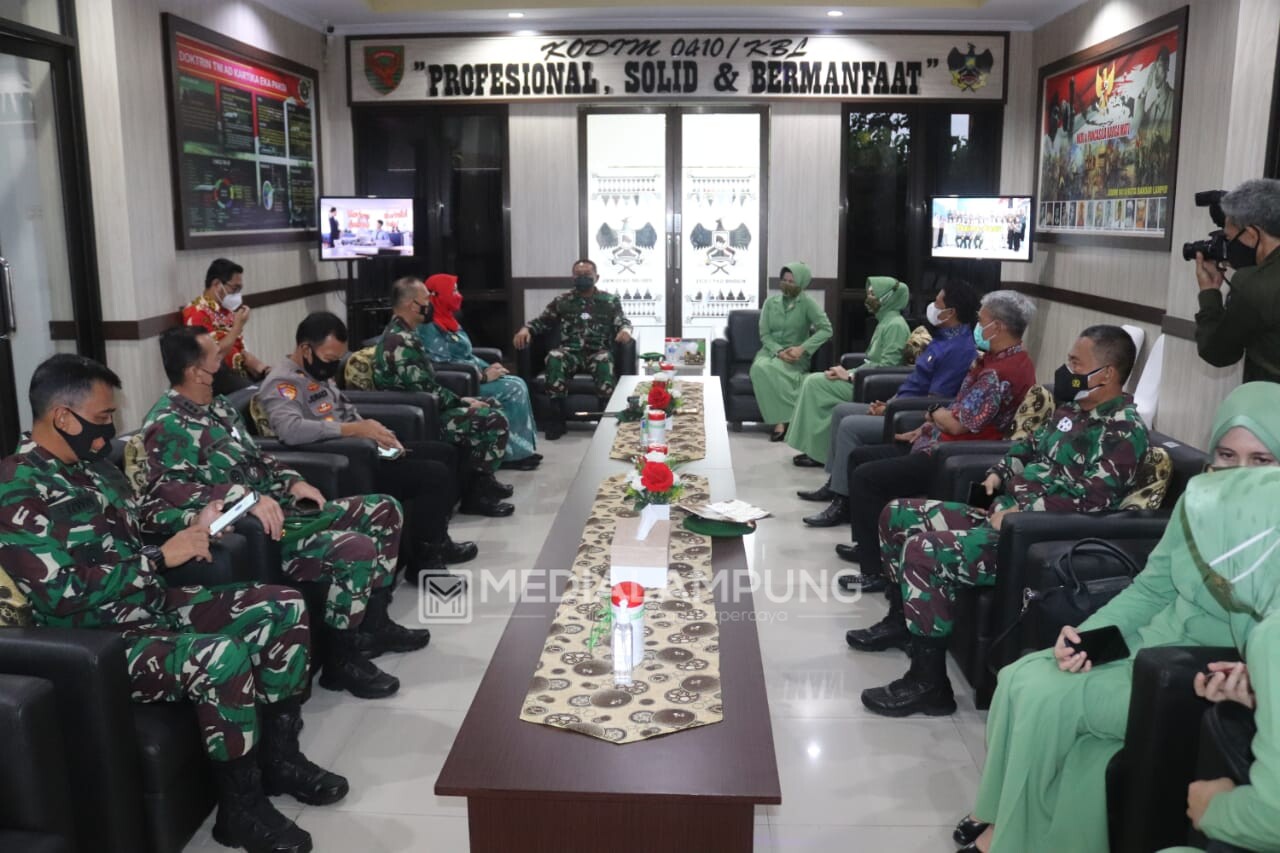 Ketua Persit Dampingi Dandim Romas Sambut Kunker Danrem 043/Gatam