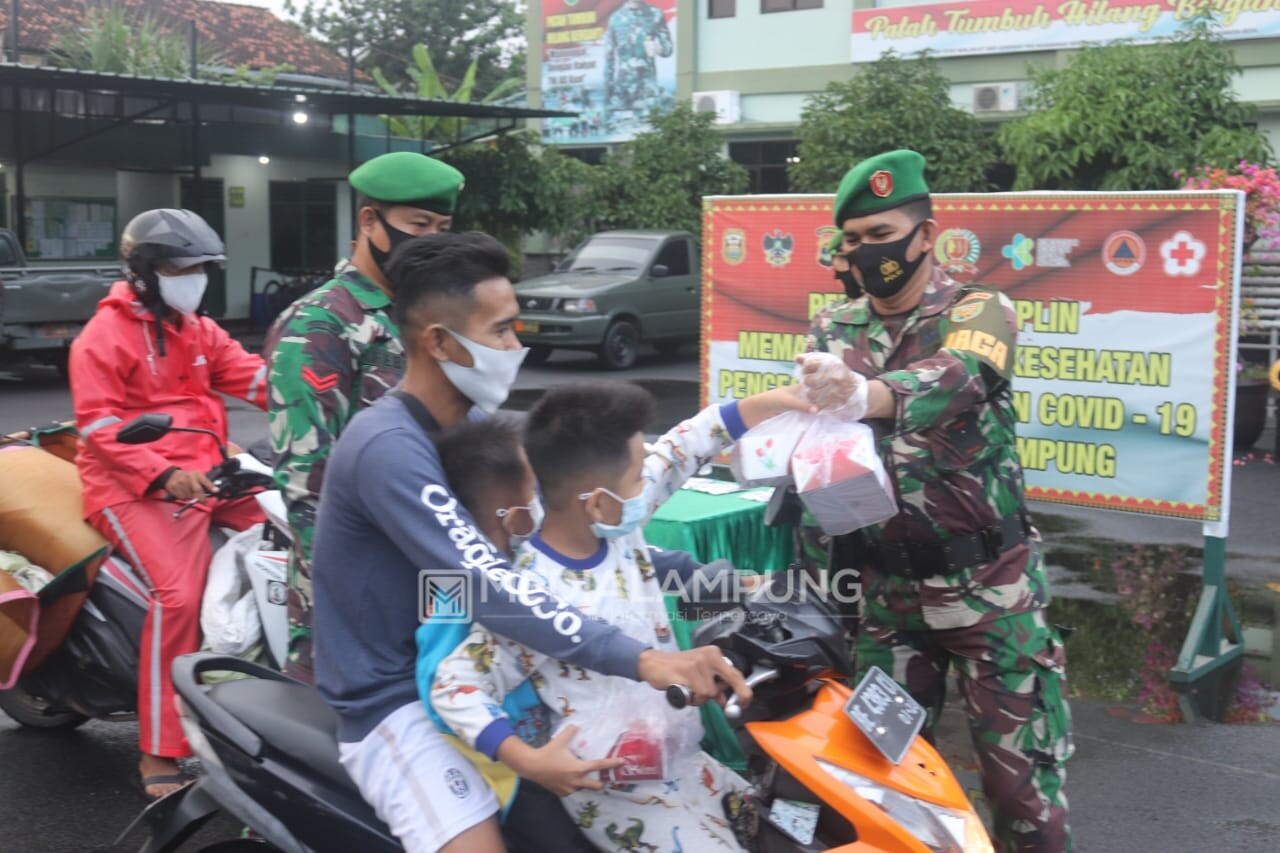 Jelang Buka Puasa, Personel Kodim 0410 Bagikan Takjil 