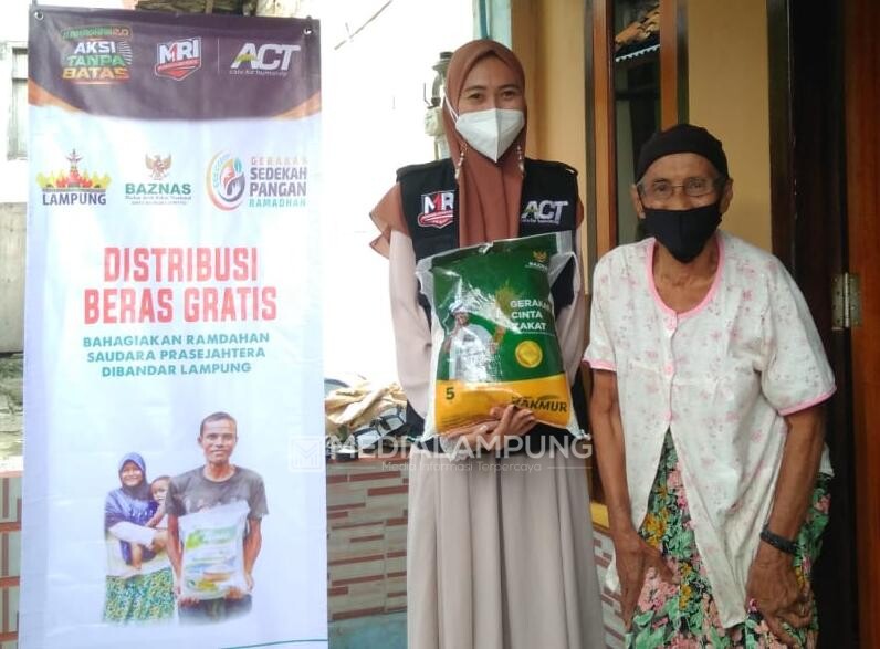 BAZNAS bersama ACT Bagikan 10 Ton Beras Zakat Fitrah untuk 2.000 Mustahik