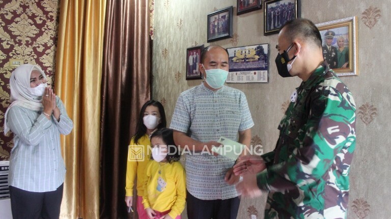 Dandim Romas Kunjungi Rumah Personil Staf Kodim 0410