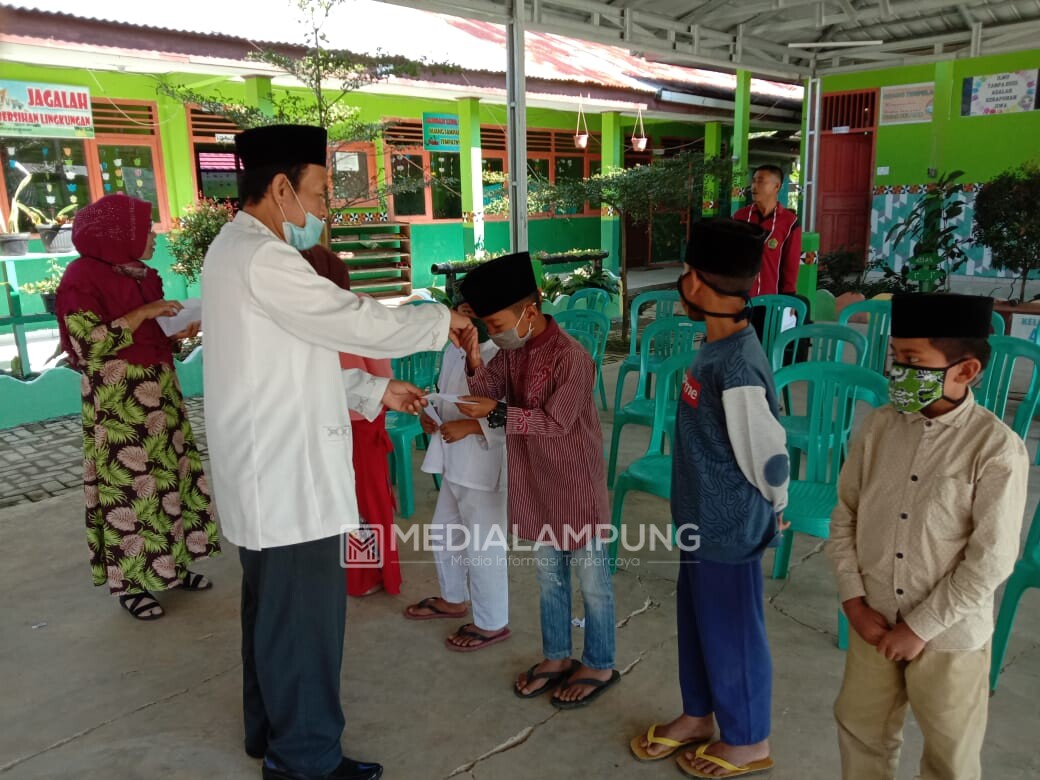 MIN 3 Lambar Salurkan 100 Lebih Paket Zakat Fitrah