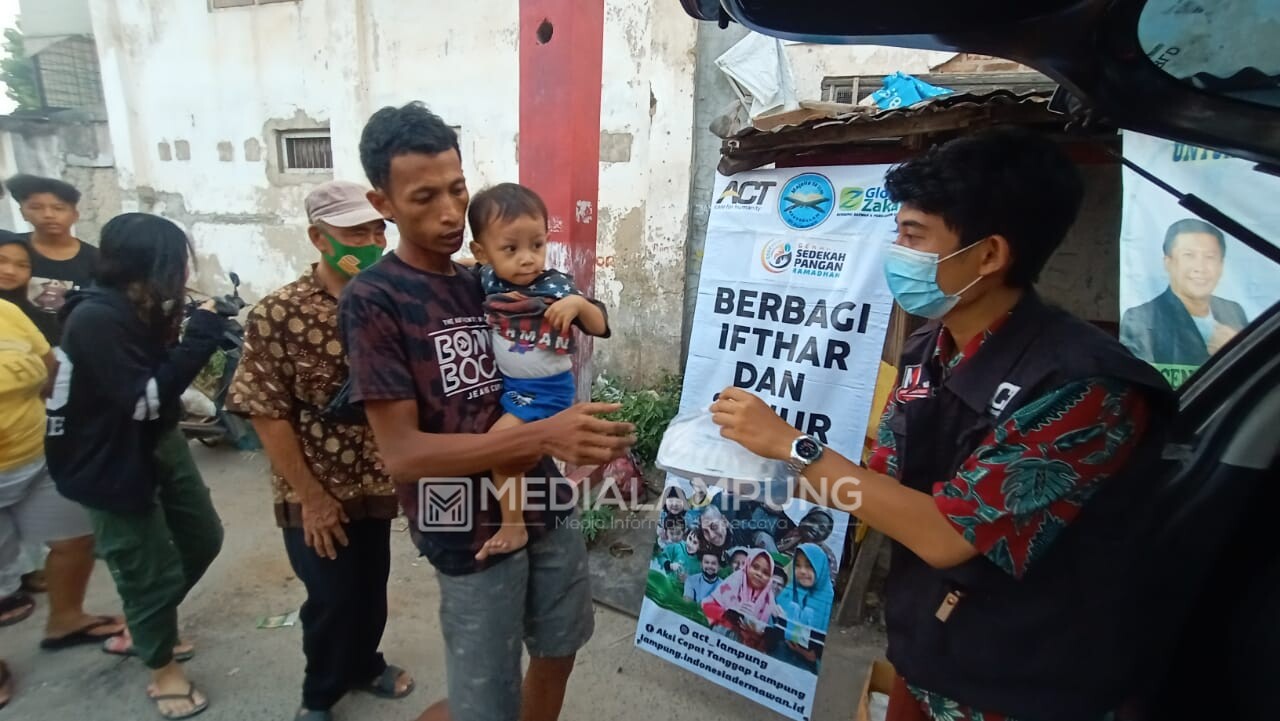 MT Al Ikhlas Babussalam bersama ACT Bagikan 6000 Paket Iftar Gerakan Sedekah Pangan Ramadhan