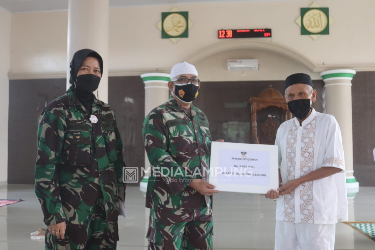 Jelang Idul Fitri, Personel Kodim Salurkan Zakat Fitrah Keluarga Besar Kodim 0410/KBL