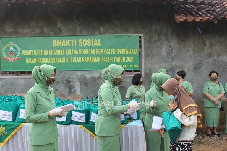 Ny. Esa Romas Dampingi Ketua Persit KCK Koorcab Rem 043 PD II/Swj Bagikan Sembako