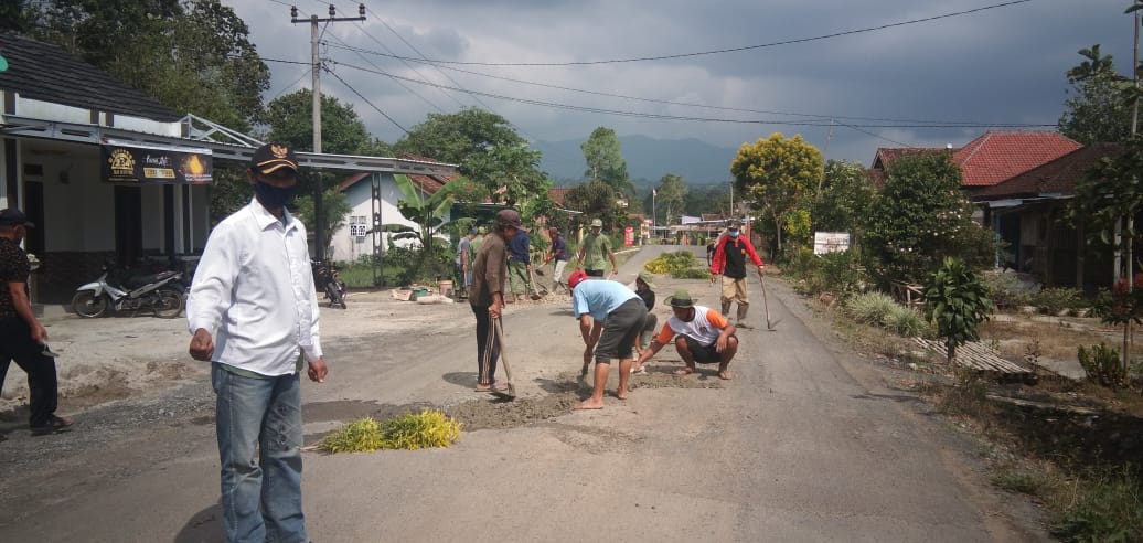 Merasa Memiliki, Warga Pekon Pampangan Swadaya Perbaiki Jalan Poros Kecamatan