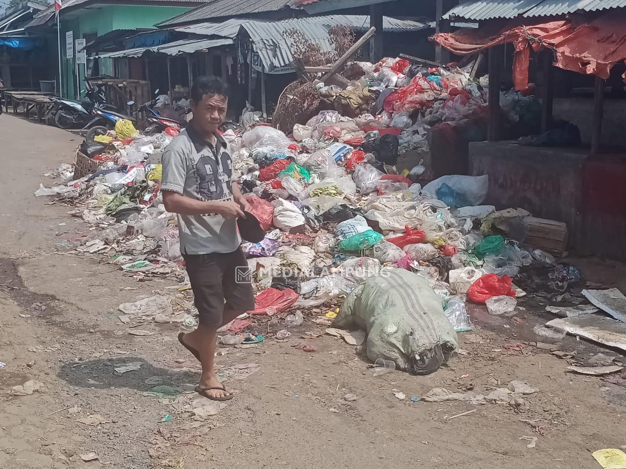 Tumpukan Sampah di Pasar Sukaraja Gedongtataan Timbulkan Bau Tak Sedap