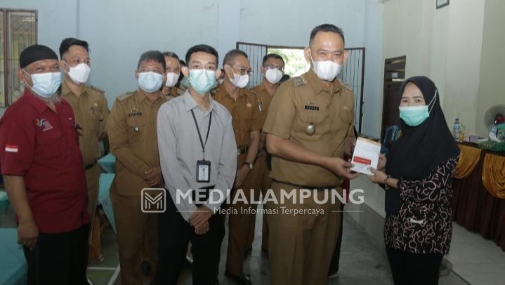 Wabup Fauzi Serahkan KKS dan Tabungan BRI kepada 91 KPM PKH
