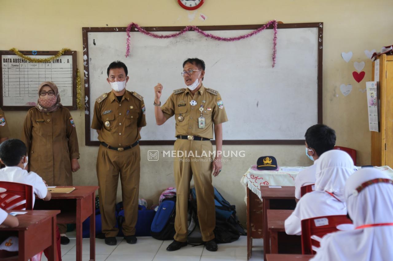Bupati Pesbar Monitoring Ujian Sekolah Tingkat SD