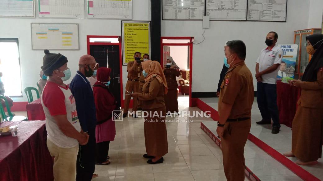 Pekon Ciptawaras Salurkan BLT-DD Periode Februari Kepada 25 KPM 