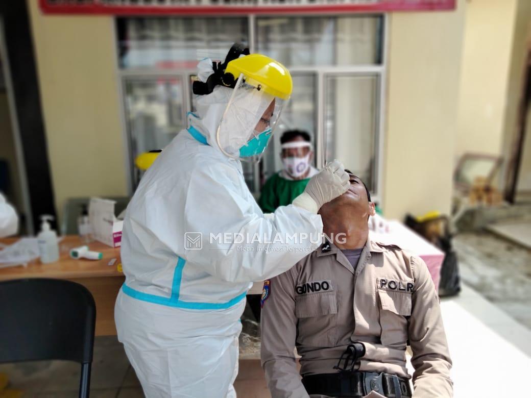 Ratusan Personil Polres Waykanan Jalani Rapid Test Antigen