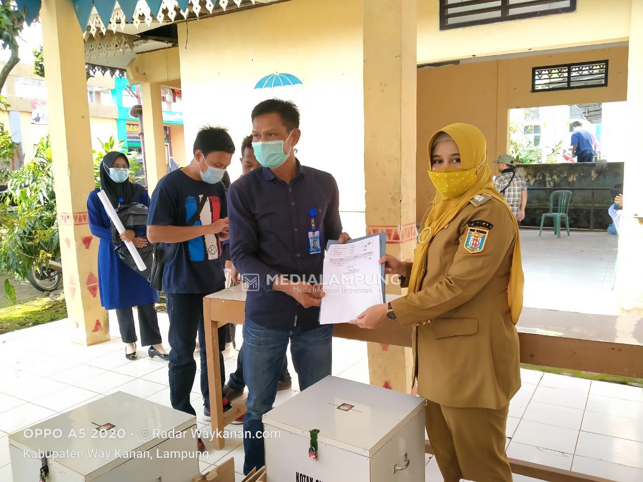 Panitia Pilkakam Kecamatan Baradatu Lakukan Pelipatan Surat Suara