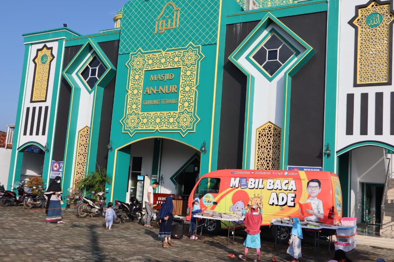 Antusias Anak-anak Membaca Bersama Mobil Baca Ade di Masjid An Nur