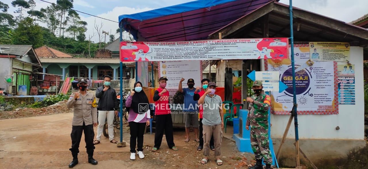 Babinsa Koramil Belalau Monitoring Pos PPKM Mikro di Pekon Sukamulya