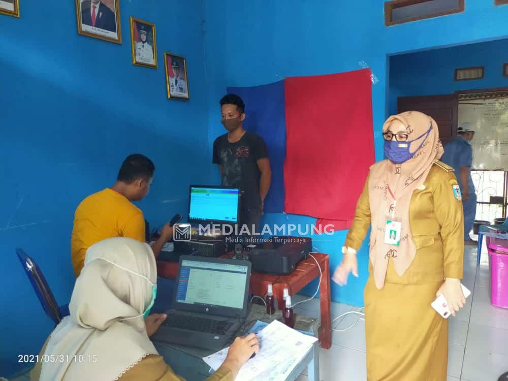 Jemput Bola, Disdukcapil Waykanan Buka Pelayanan Perekaman KTP-EL di Kampung Gedung Rejo