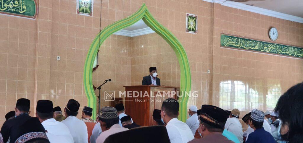 Walikota Metro Berikan Khutbah di Masjid Baitul Muslimin