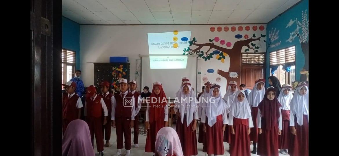 Isak Tangis Warnai Pelepasan Siswa Kelas VI SDN 1 Pajarbulan