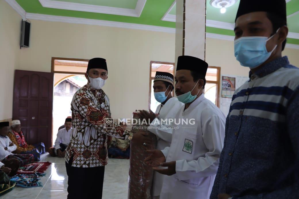 Safari Jumat di Pekon Karangaagung, Parosil Serahkan Bantuan Kelengkapan Alat Ibadah  