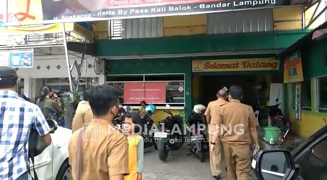 TP4D Bandarlampung Kembali Segel 5 Rumah Makan yang Bandel Bayar Pajak