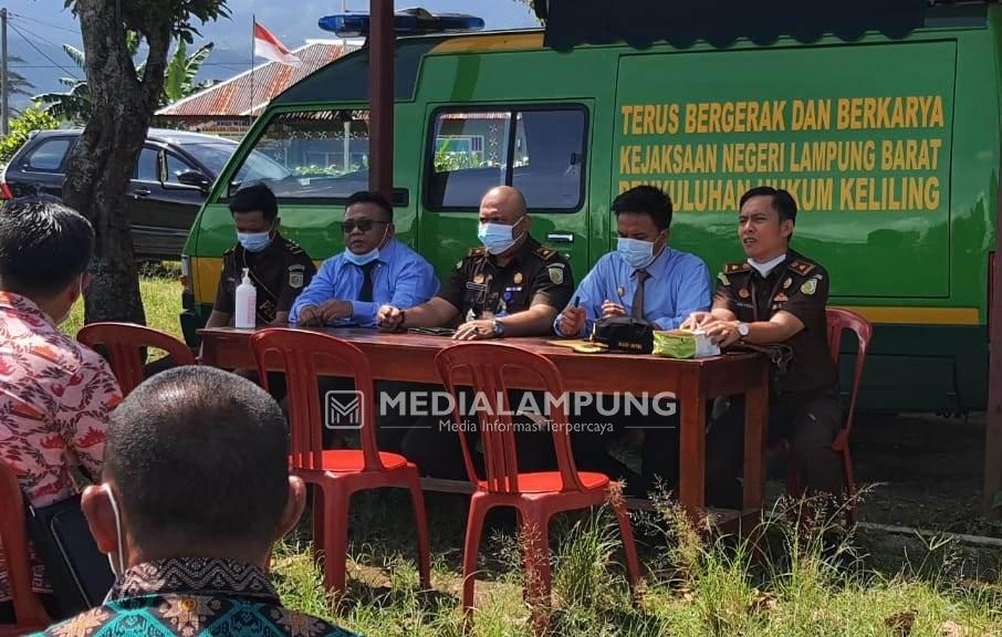 Kejari Lambar Turun Dengarkan Curhatan Masyarakat Seputar Hukum