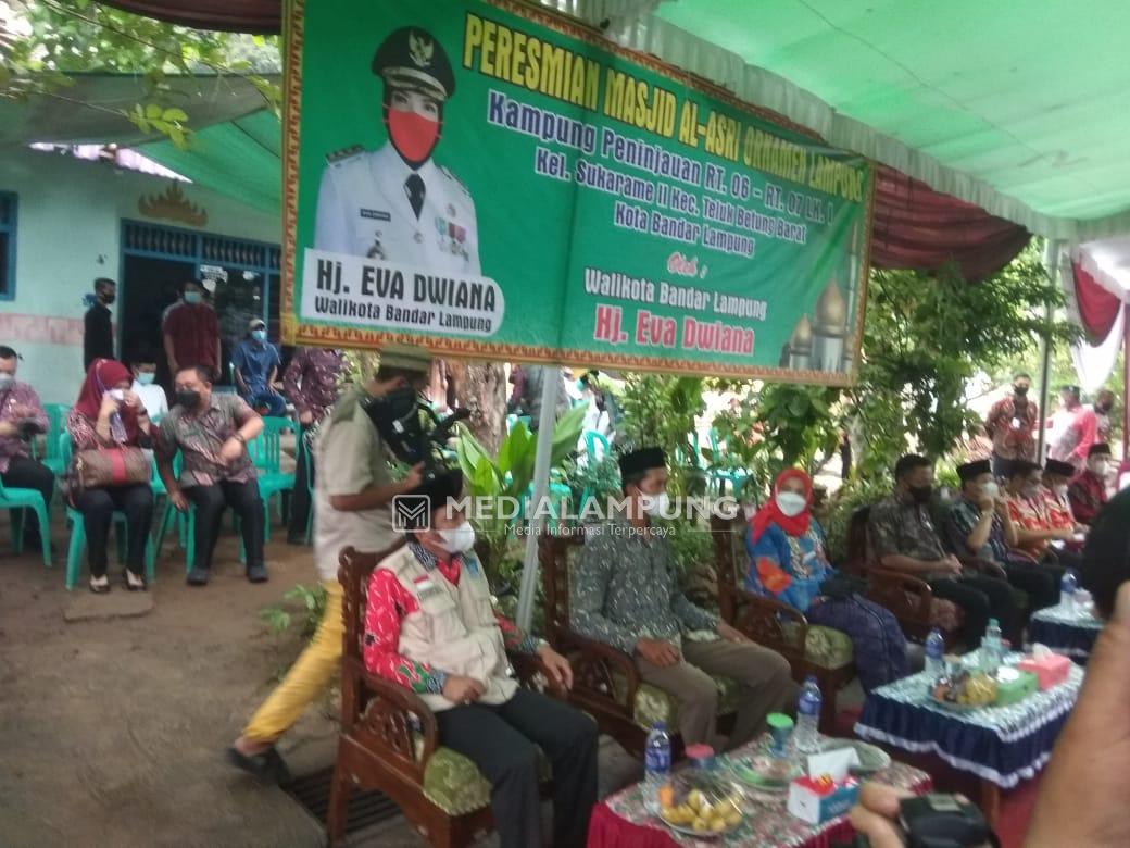 Bunda Eva Resmikan Masjid Ornamen Lampung