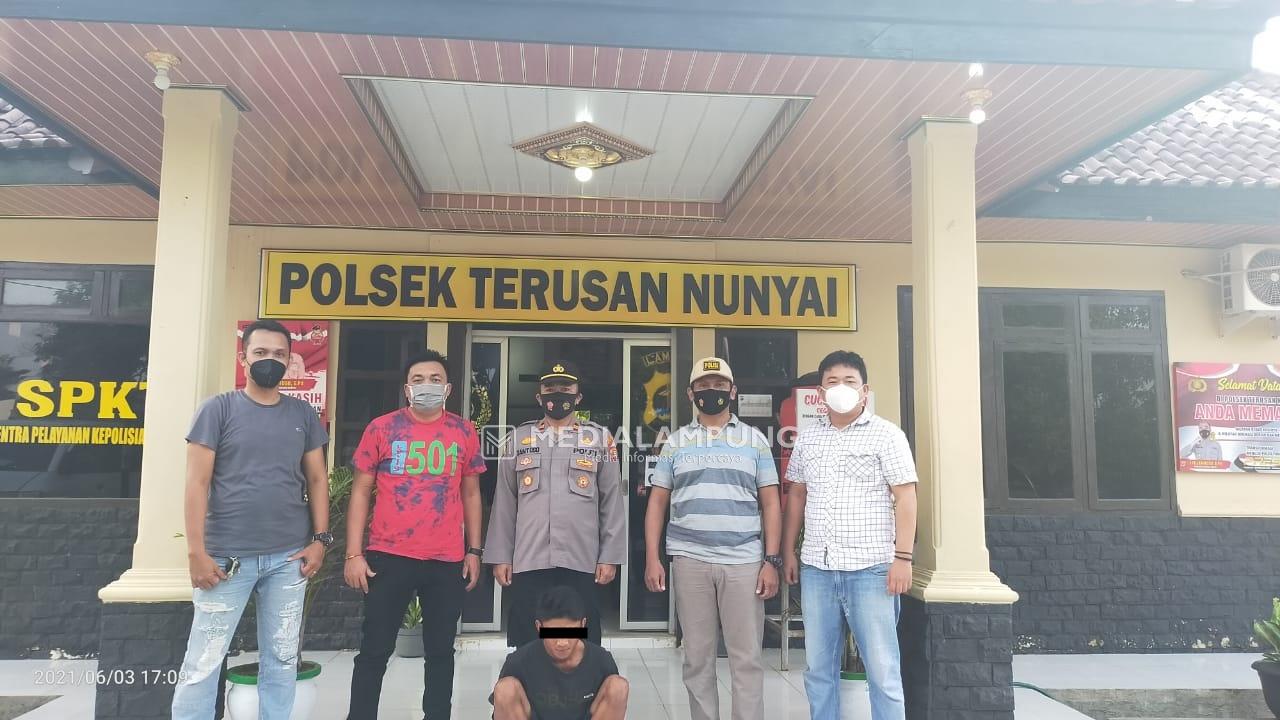 Takut Ditembak, Penjahat Serahkan Diri setelah Rumahnya Digerebek Polisi