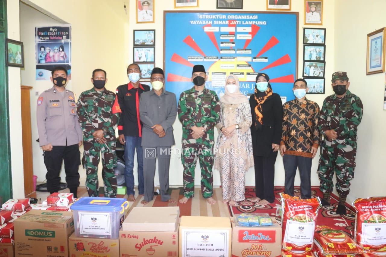 Dandim Romas Dampingi Ketua Persit Kunjungi Yayasan Sinar Jati Lampung