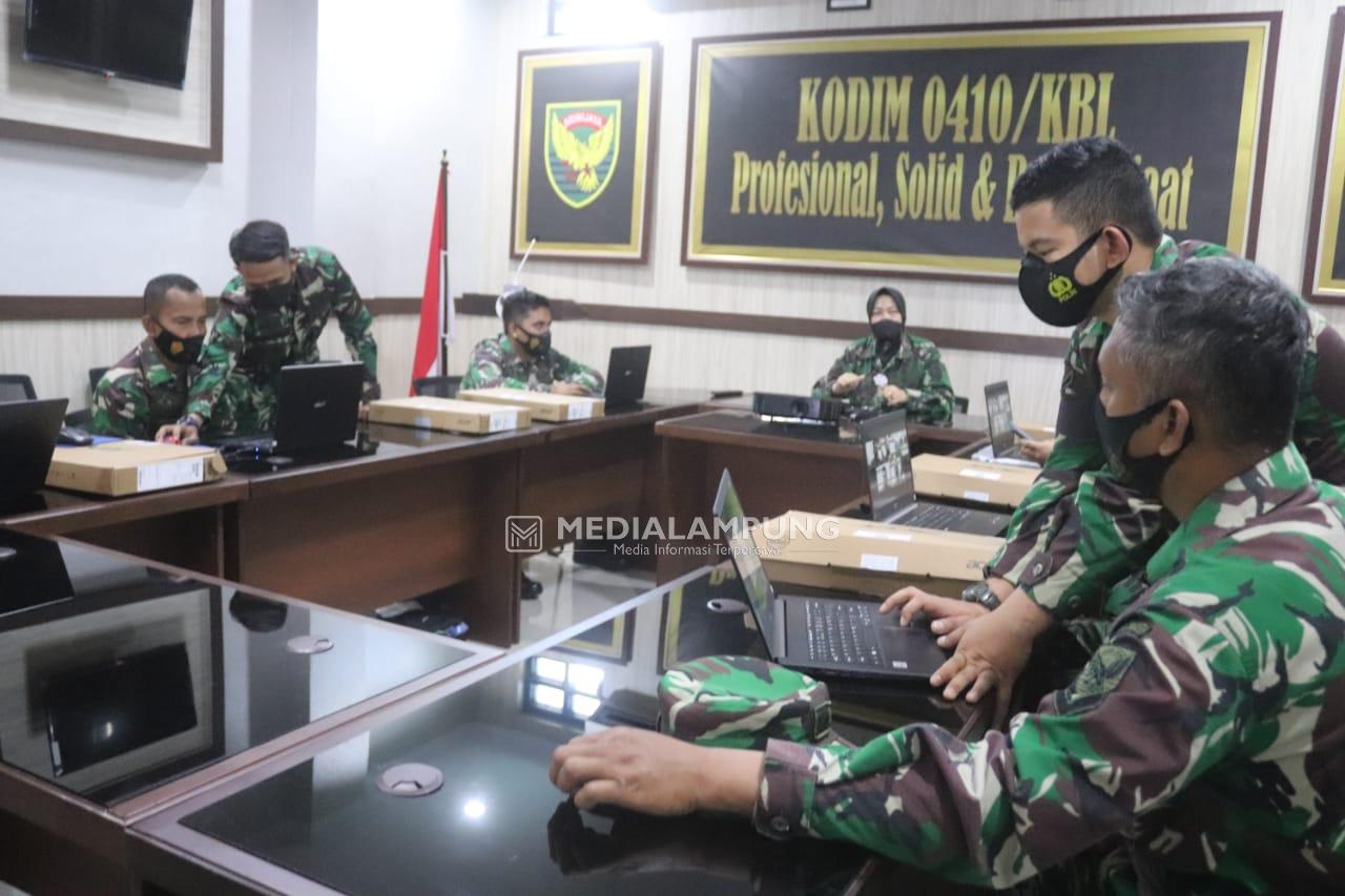 Pasipers Kodim 0410 Latih Babinsa Operasikan Aplikasi Zoom Meeting