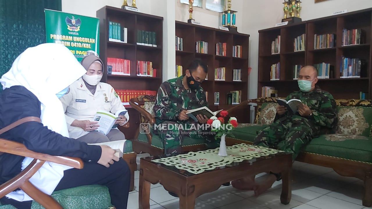 Sejumlah Personel Kodim 0410 Membaca di Ruang Pojok Baca