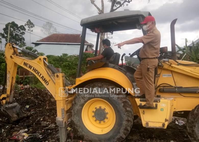 Atasi Masalah Sampah, Camat Batubrak Terjun Sewa Alat Berat 