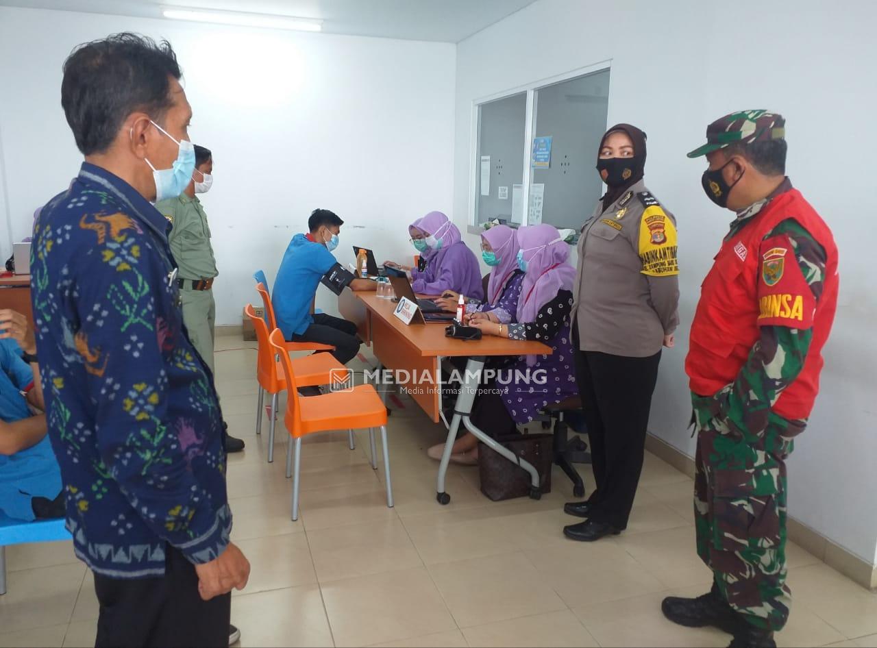 Babinsa Koramil Kedaton Monitor Pelaksanaan Vaksinasi Covid