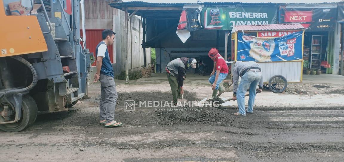 Terkesan Asalan, Pengerjaan Tambal Sulam Jalan Nasional di Lambar Tuai Kritikan