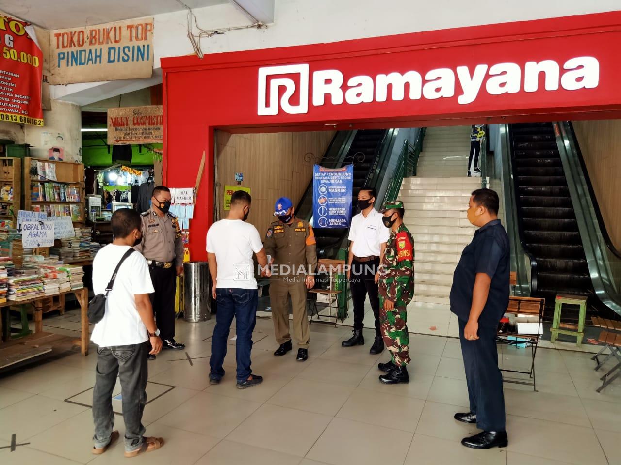 Babinsa Koramil 410-05/TKP Pantau Prokes di Pusat Perbelanjaan