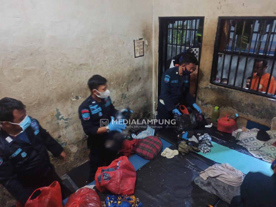 Rutan Krui Geledah Kamar Hunian WBP 