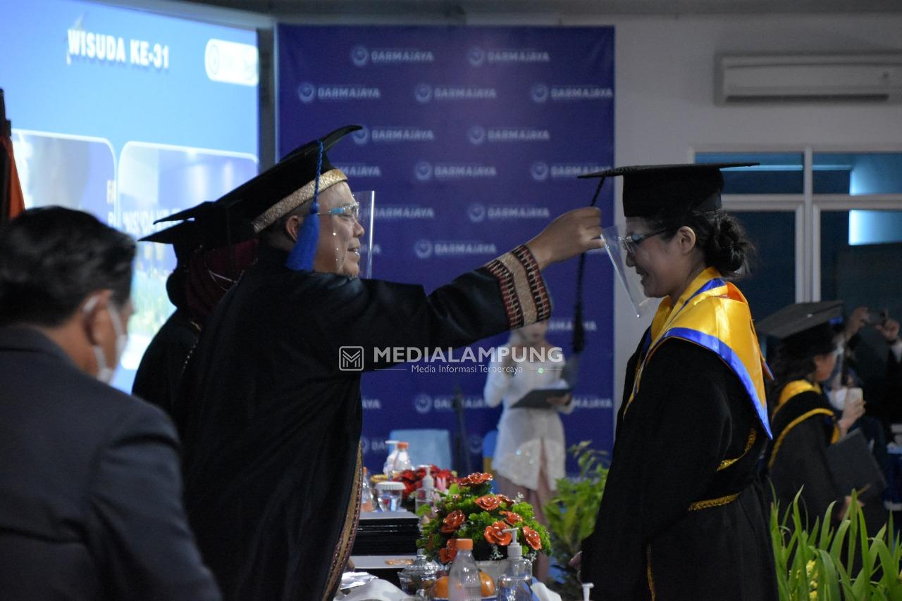 IIB Darmajaya Mewisuda 342 Mahasiswa