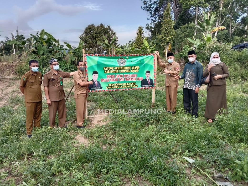 Gedung KUA Balikbukit akan Dipindah, Tim Kanwil Tinjau Lokasi 