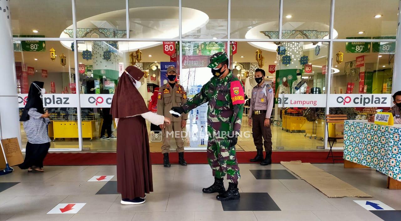 Babinsa Terus Imbau Pengunjung Ramayana Ciplaz Patuhi Prokes