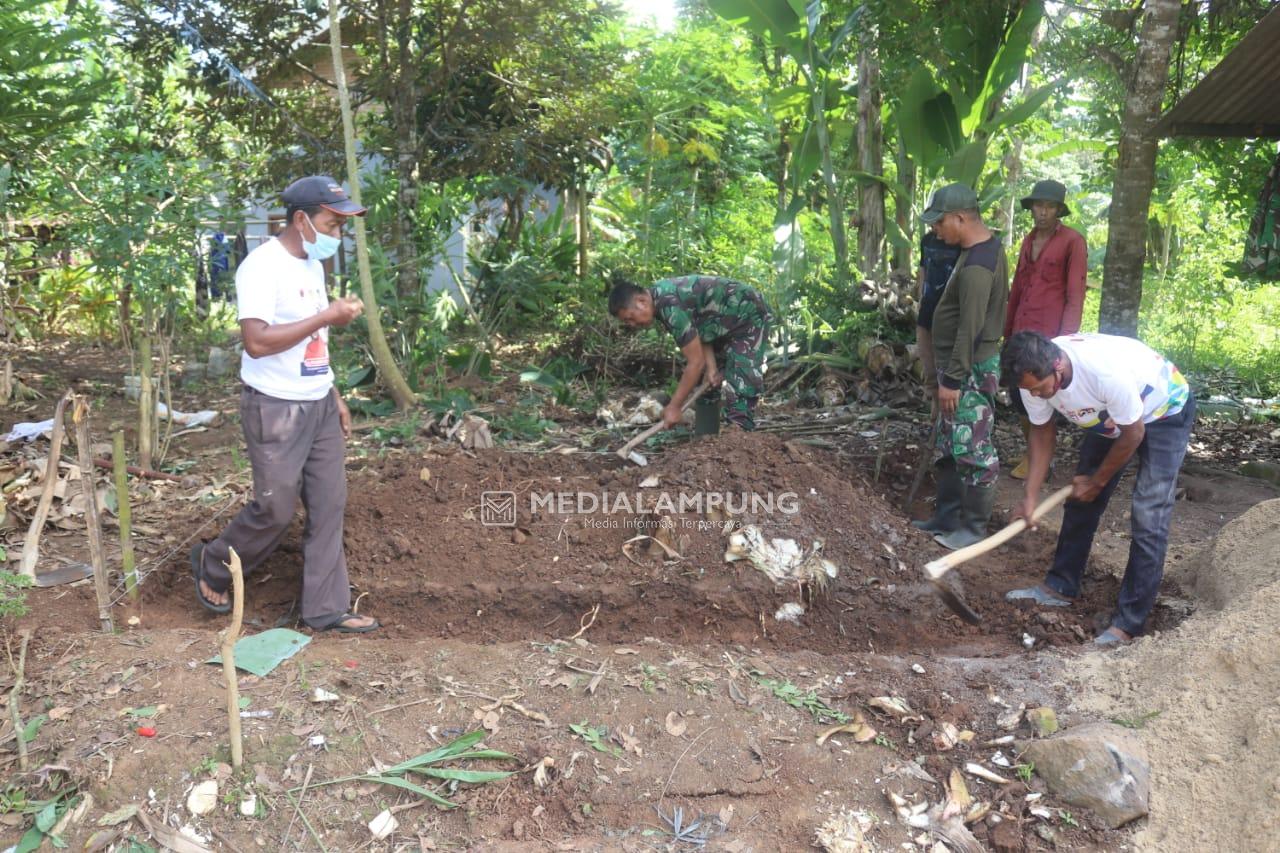 Karya Bakti TNI 2021, Bangun Pos Kamling di Pulomas Batuputuk