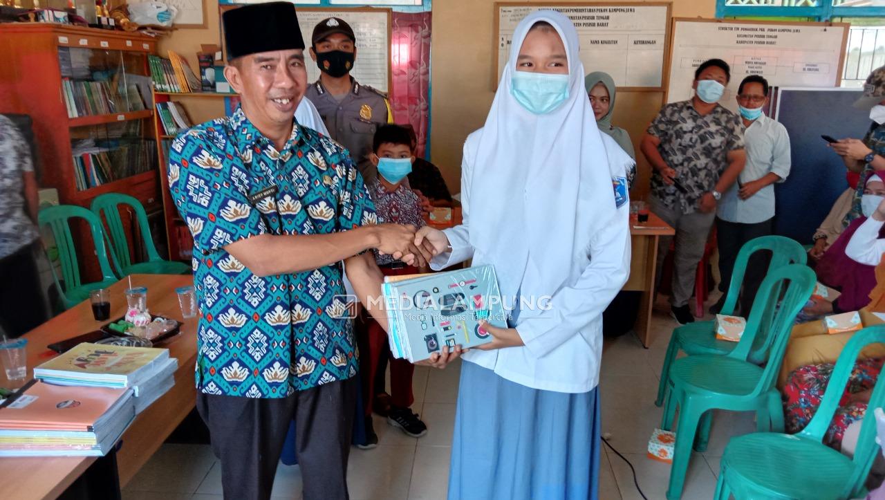 Kampungjawa Serahkan Buku Tulis Untuk 560 Siswa