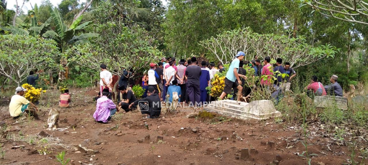 Suasana Haru Iringi Pemakaman Korban Tenggelam